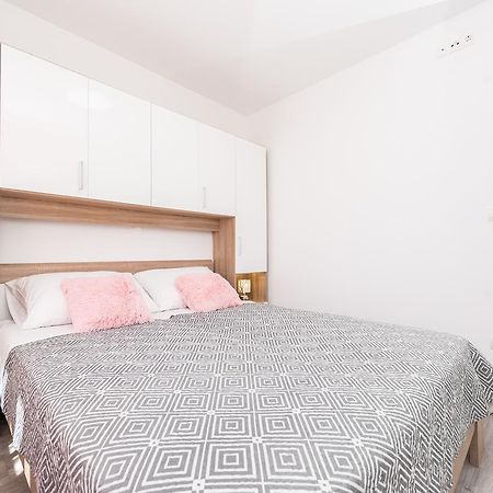 Apartments Janice Pakoštane Eksteriør bilde