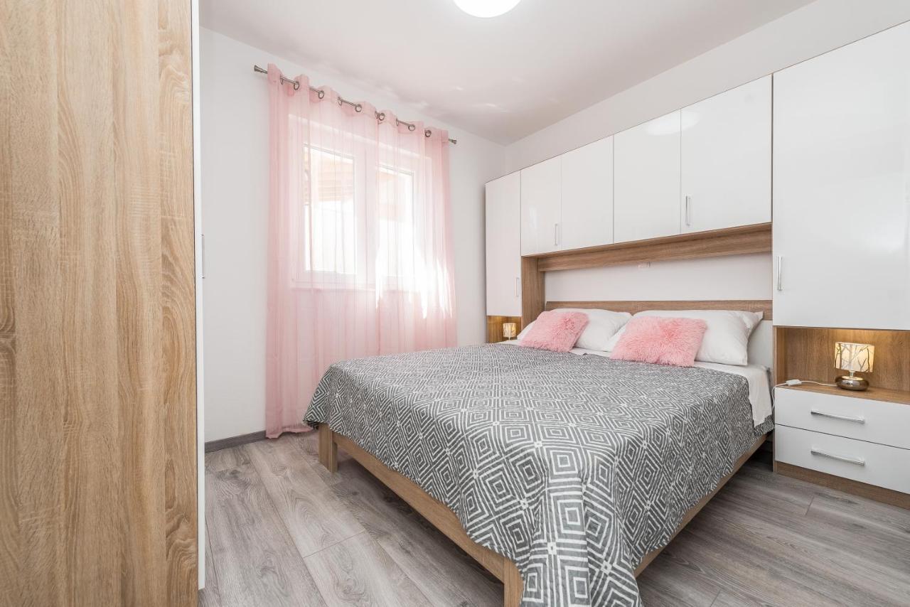 Apartments Janice Pakoštane Eksteriør bilde